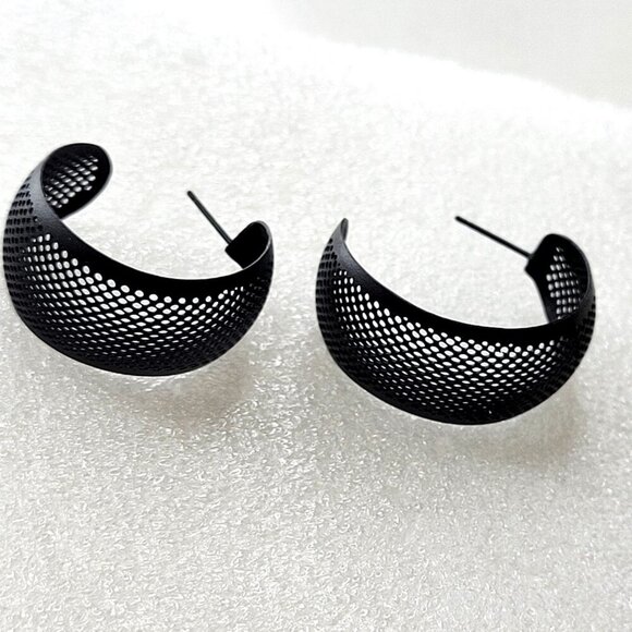 Lightweight Black Earrings - Picture 5 of 9